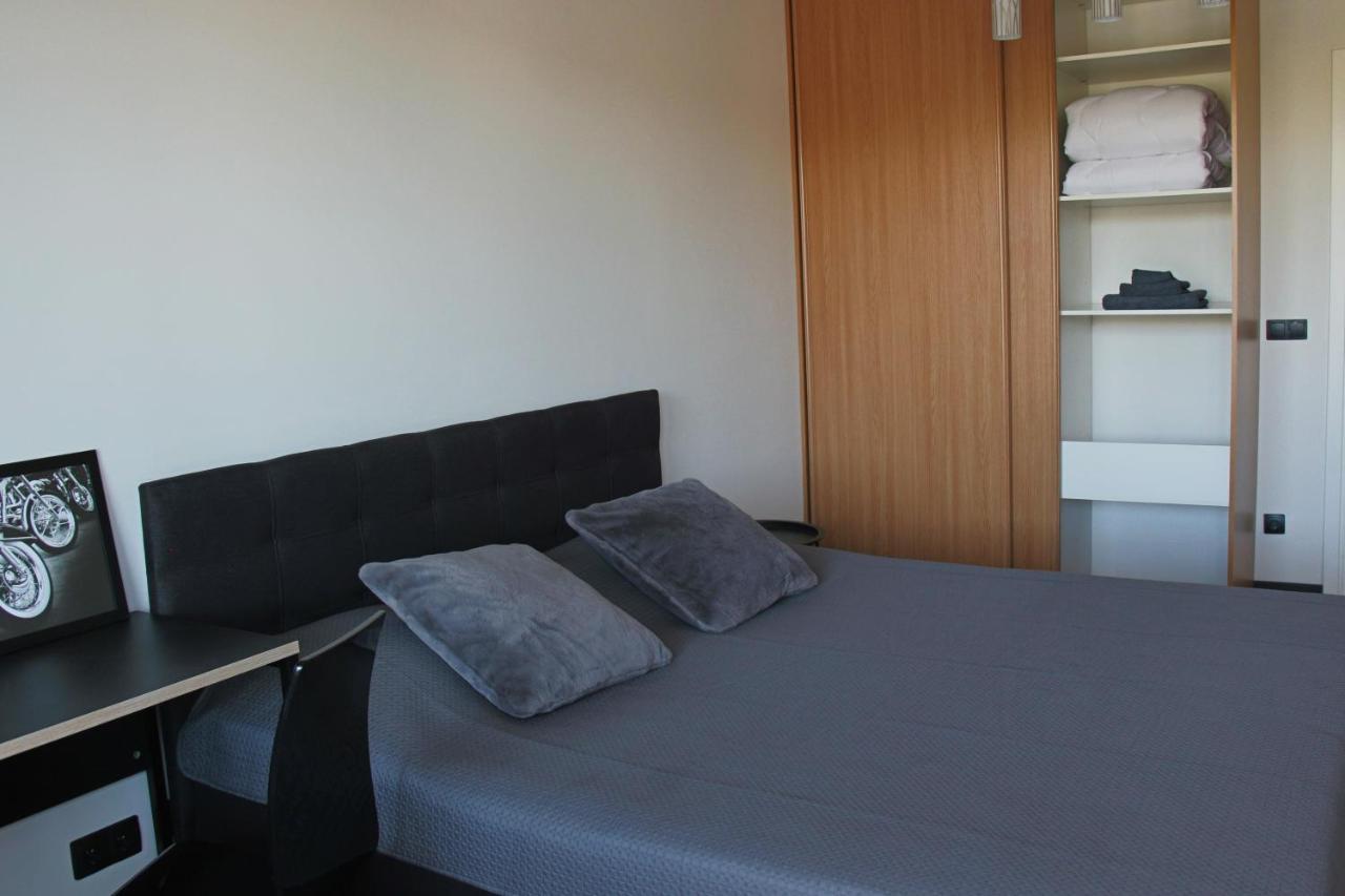 New Modern 4-Room Apartment With Big Balcony And Undeground Parking In Center Of تالين المظهر الخارجي الصورة