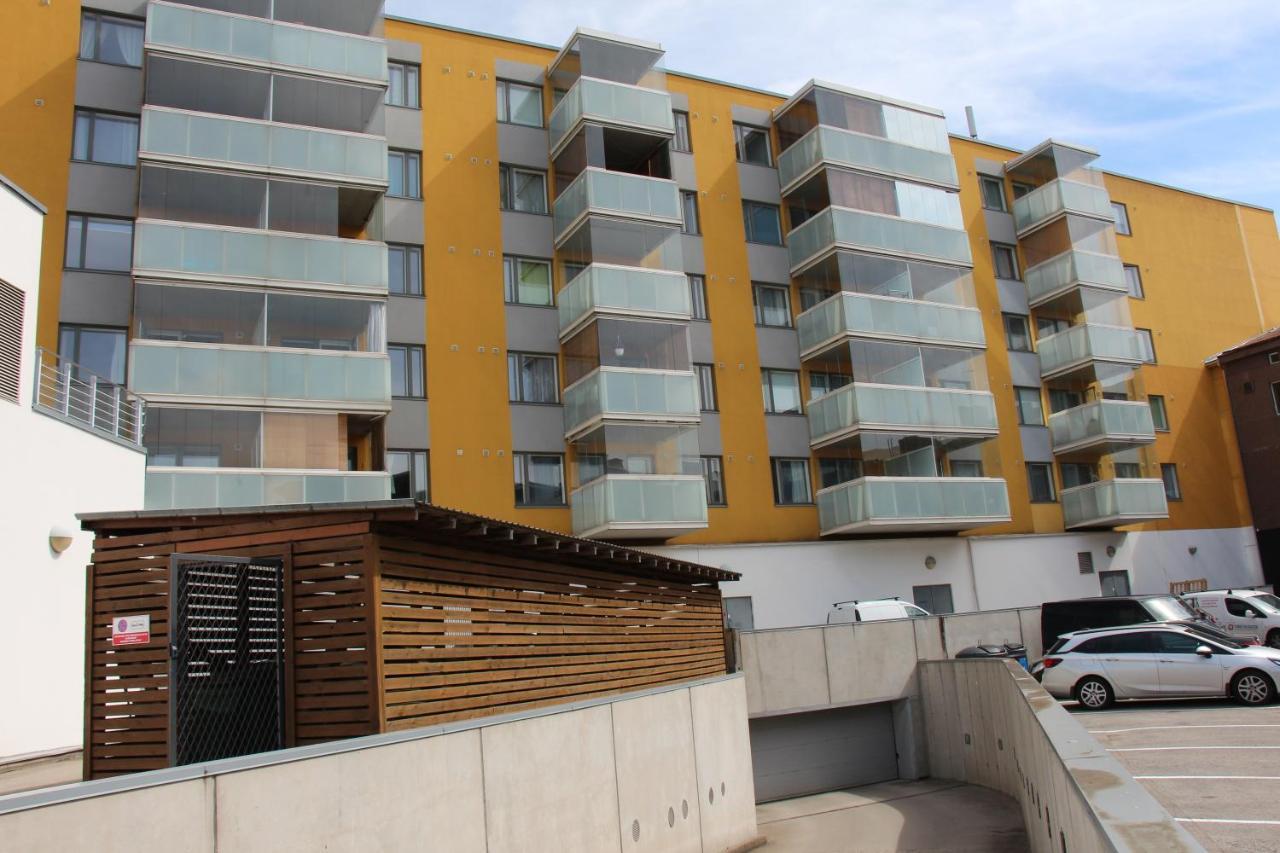 New Modern 4-Room Apartment With Big Balcony And Undeground Parking In Center Of تالين المظهر الخارجي الصورة